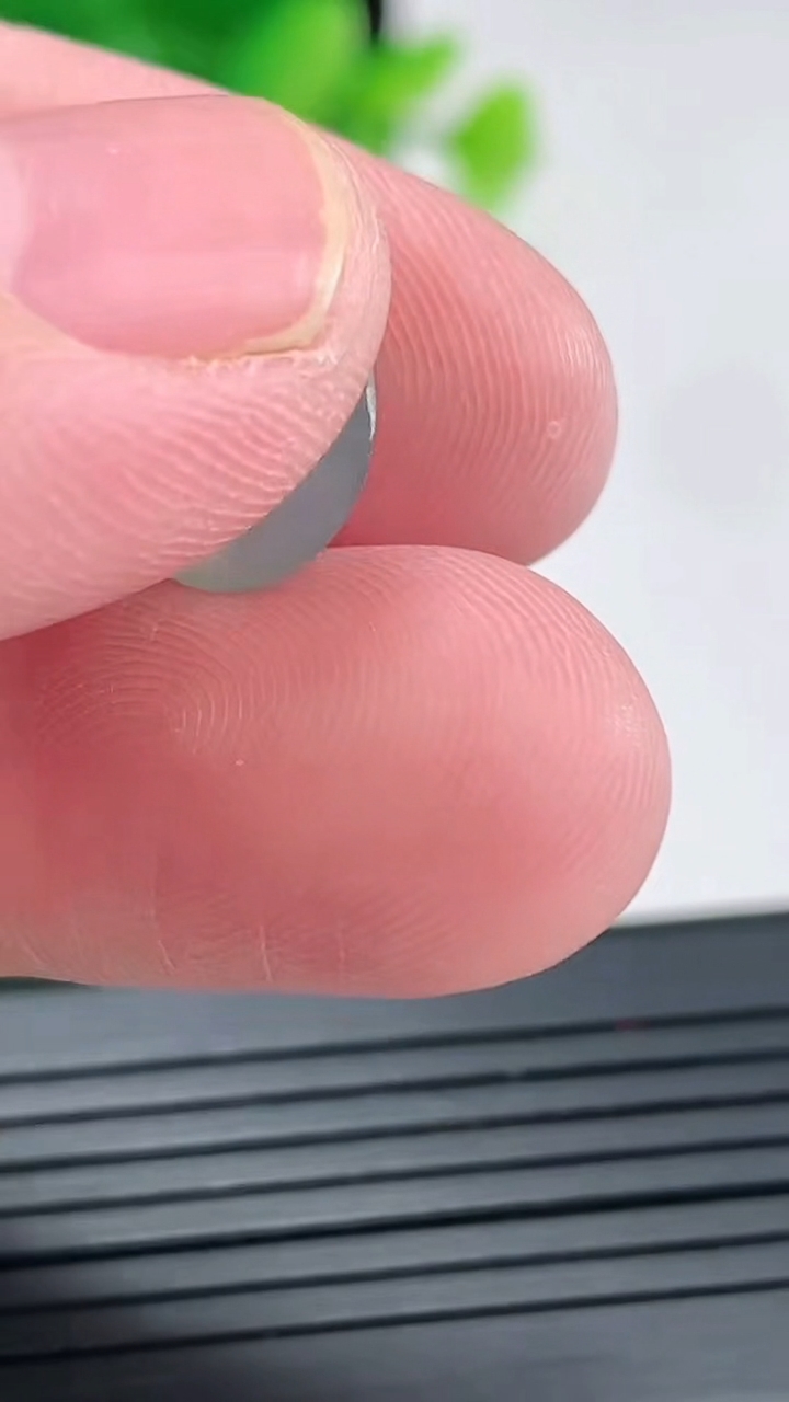 天然A货翡翠蛋面镶嵌件，尺寸12-10-5重量:0.96g
4月22日