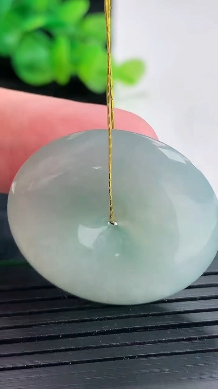 天然A货翡翠飘花平安扣吊坠，尺寸32-5.5重量:12.13g
4月22日