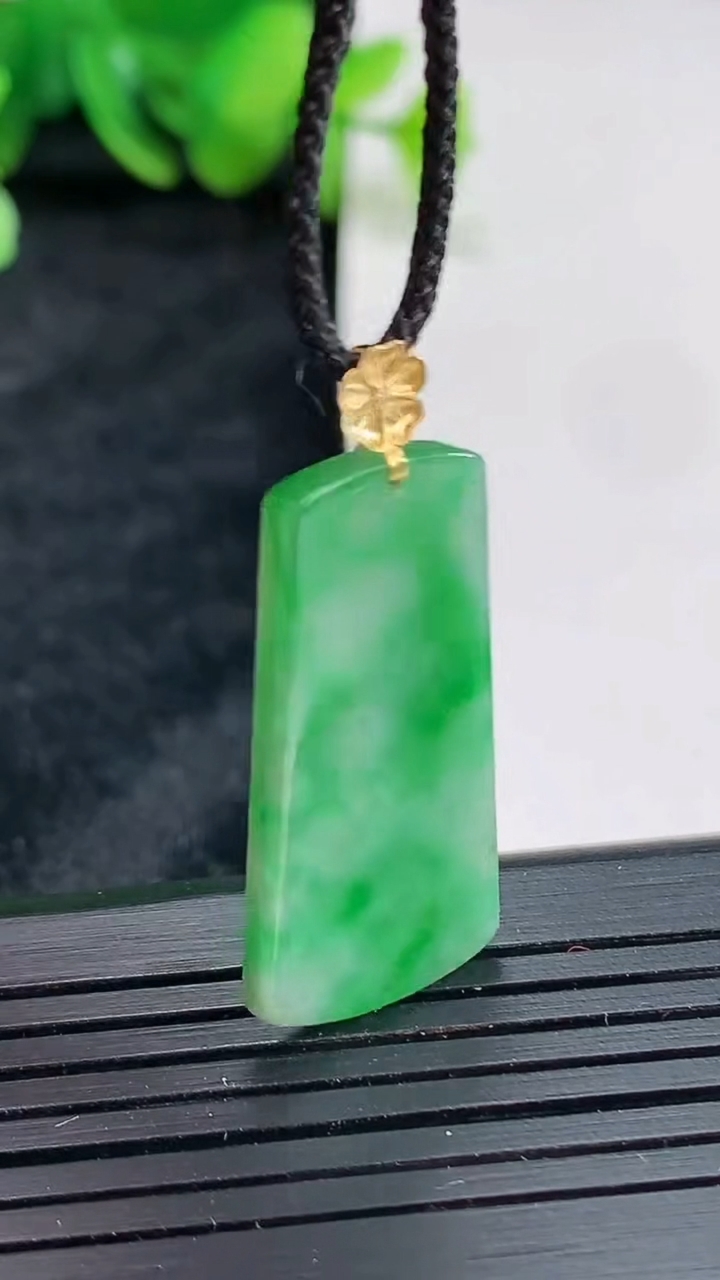 天然A货翡翠无事牌吊坠，尺寸28-15-2.5重量:3.43g
4月22日