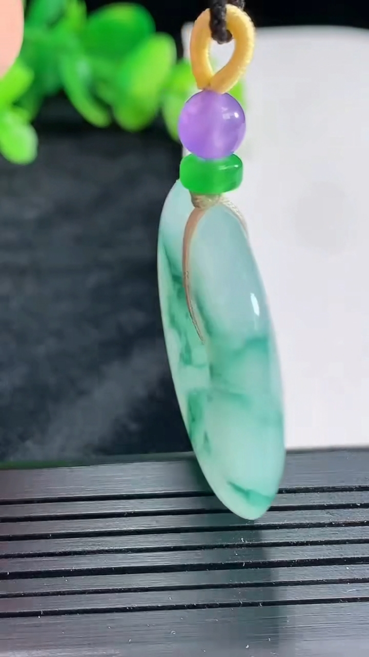 天然A货翡翠飘花平安扣吊坠，尺寸36-5.2重量:15.96g
4月22日