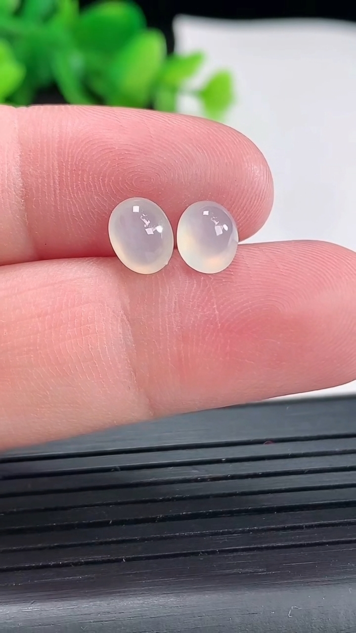 天然A货翡翠蛋面镶嵌件一对，尺寸7-5.5-3.2重量:0.53g
4月22日