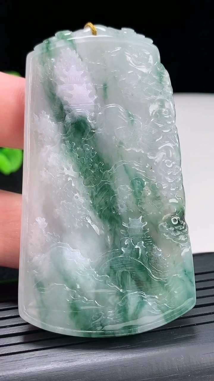 天然A货翡翠牌吊坠，尺寸74-40.6-5.5重量:41.43g
4月22日