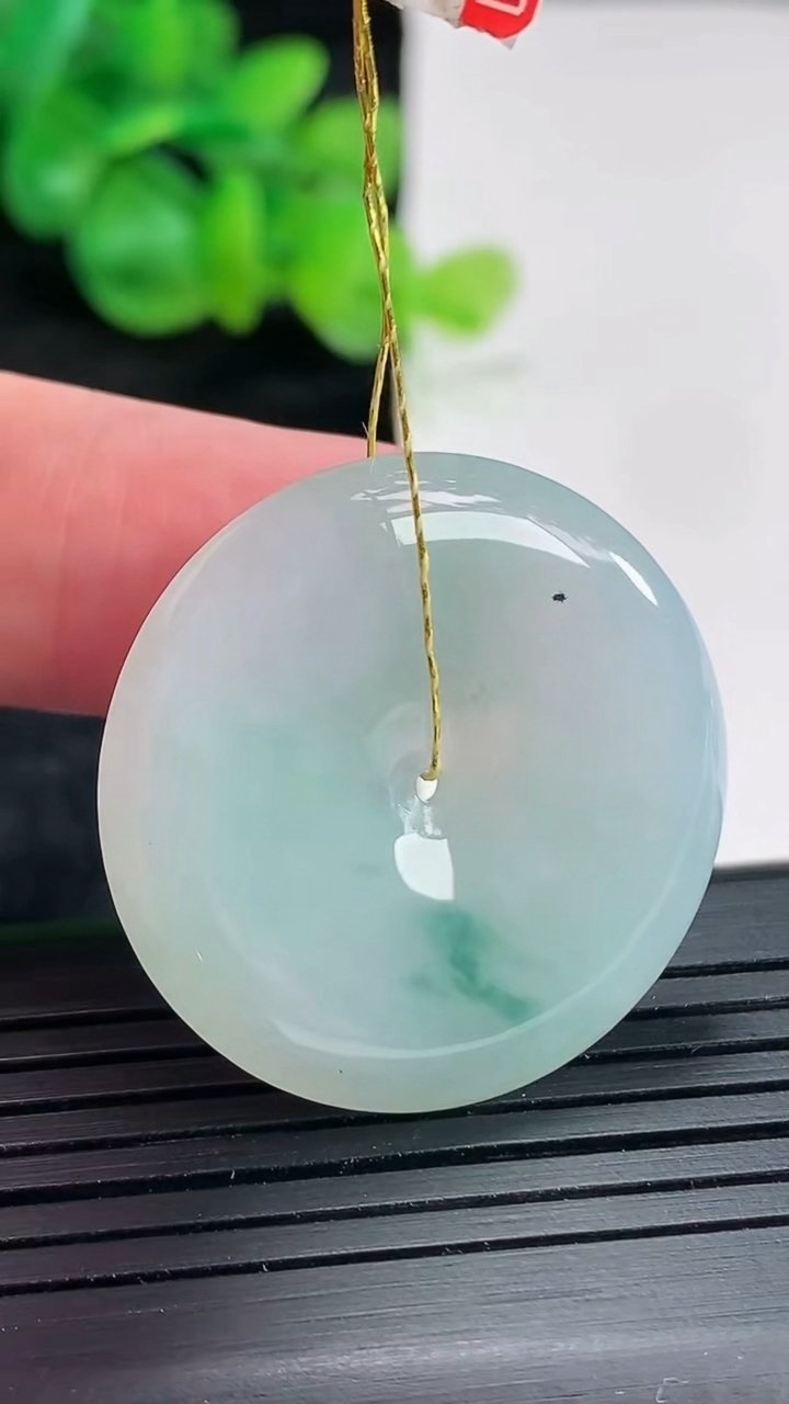 天然A货翡翠飘花平安扣吊坠，尺寸30.5-5重量:10.53g
4月22日