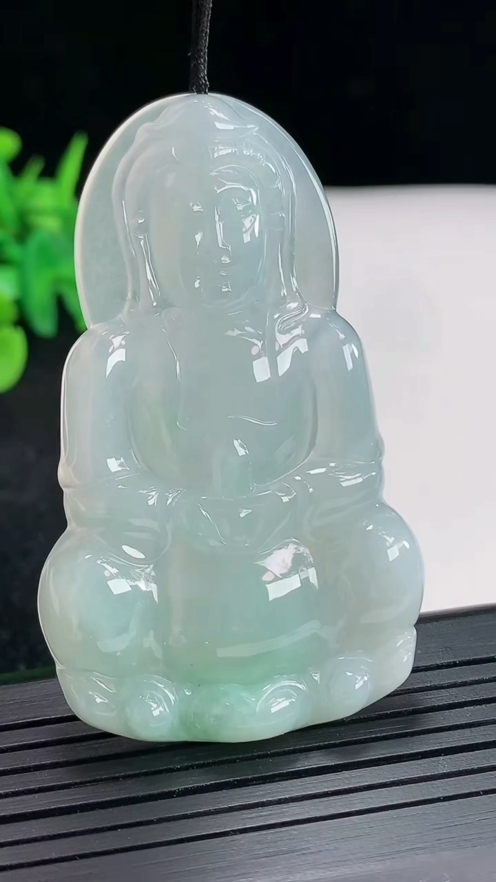 天然A货翡翠正装观音吊坠，尺寸61-37-6重量:21.68g
4月22日