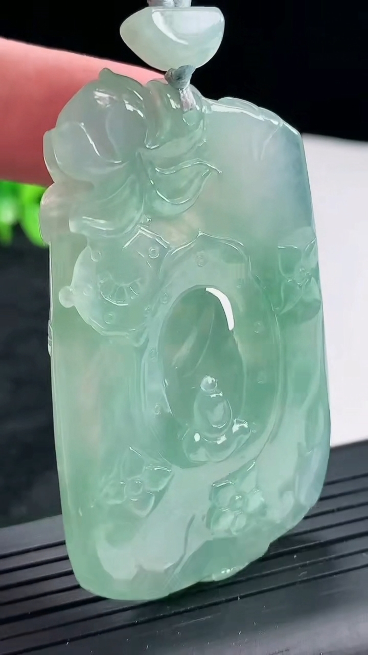 天然A货翡翠无相佛吊坠，尺寸62-37-10重量:40.20g
4月22日