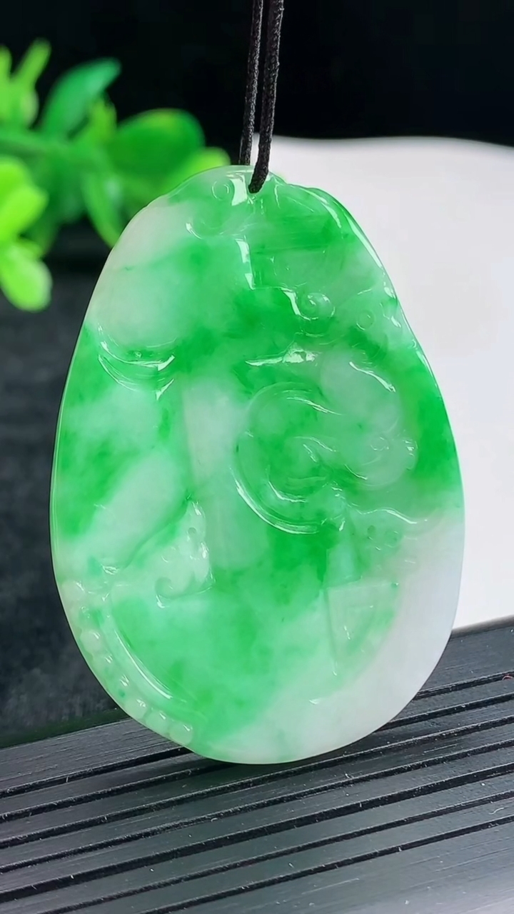 天然A货翡翠仿古龙牌吊坠，尺寸50-35-4重量:14.32g
4月22日