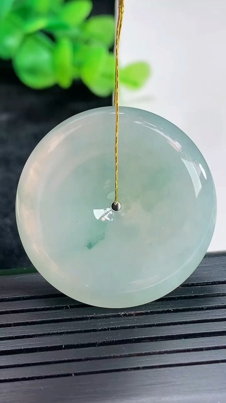 天然A货翡翠飘花平安扣吊坠，尺寸32-5.5重量:12.13g
4月22日