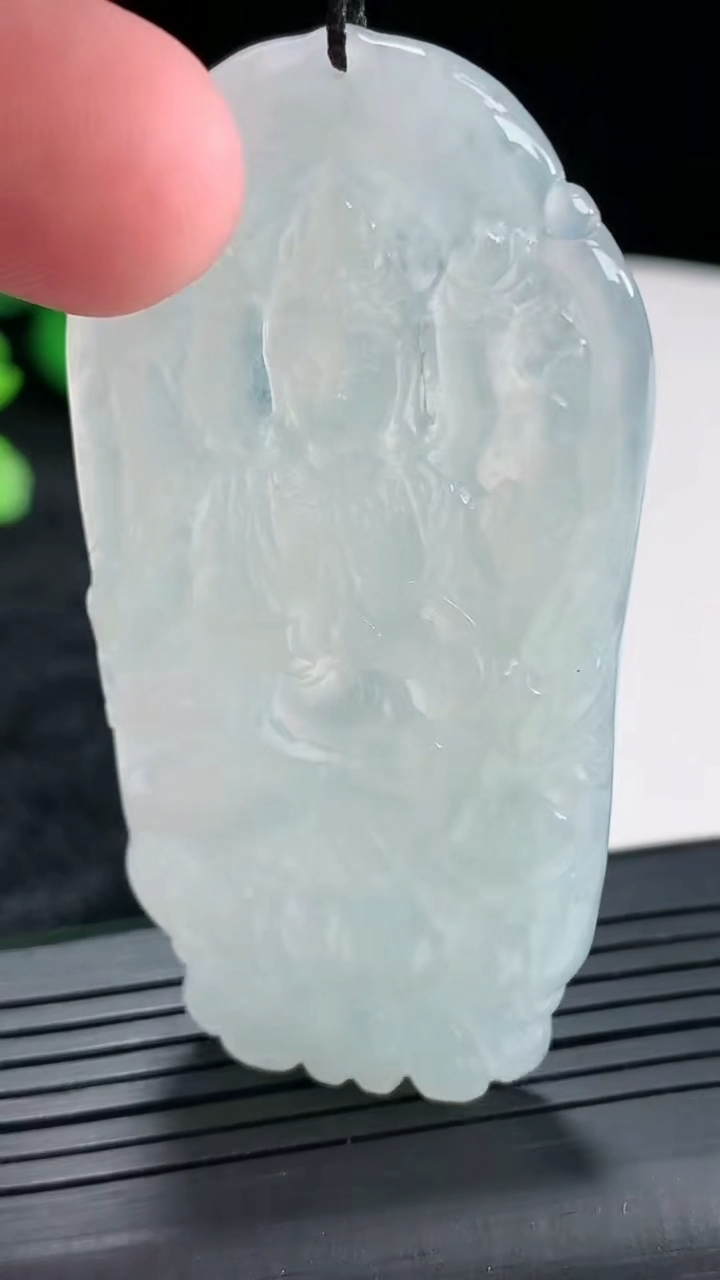 天然A货翡翠千手观音菩萨吊坠，尺寸65-34-5重量:25.91g
4月22日