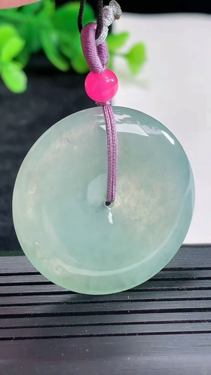 天然A货翡翠平安扣吊坠，尺寸35-5.2重量:14.37g
4月22日