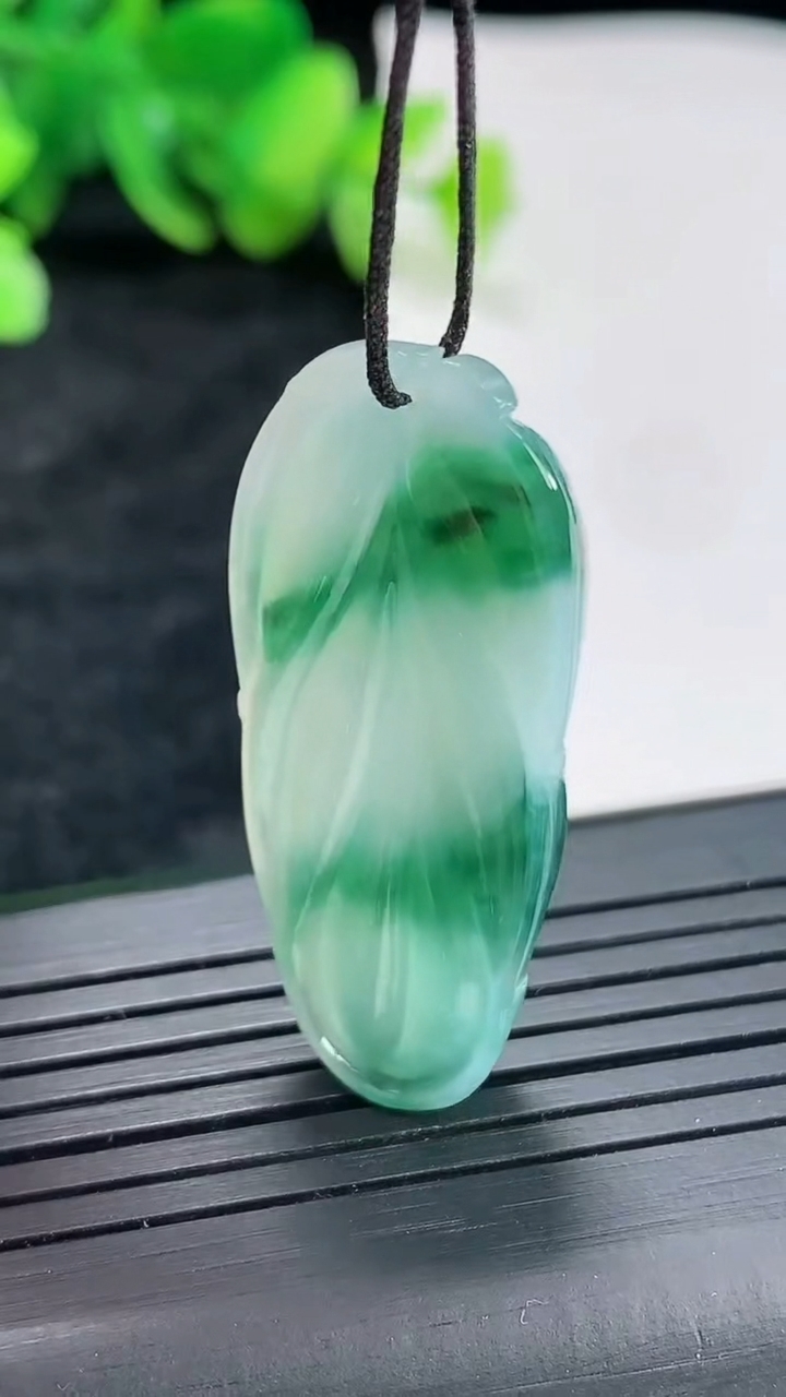 天然A货翡翠飘花金枝玉叶 叶子吊坠，尺寸38-17-4.8重量:6.73g
4月22日