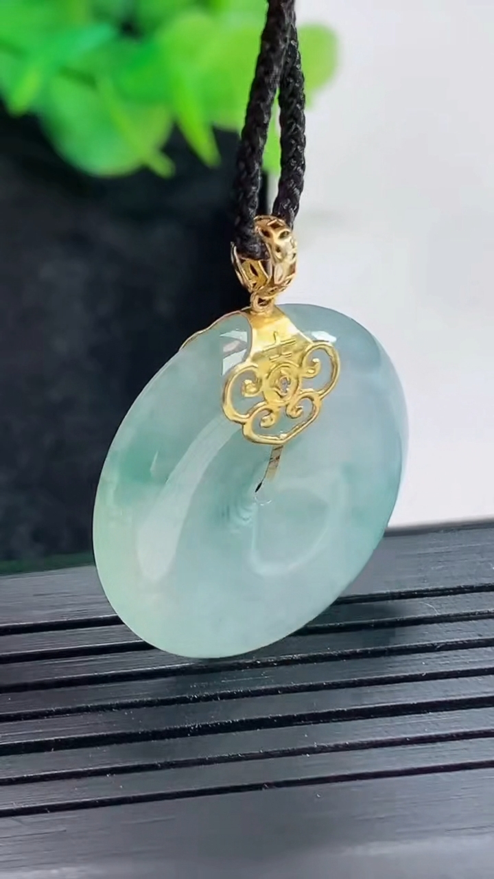 天然A货翡翠18k金飘花平安扣吊坠，尺寸24.5-5重量:5.76g
4月22日