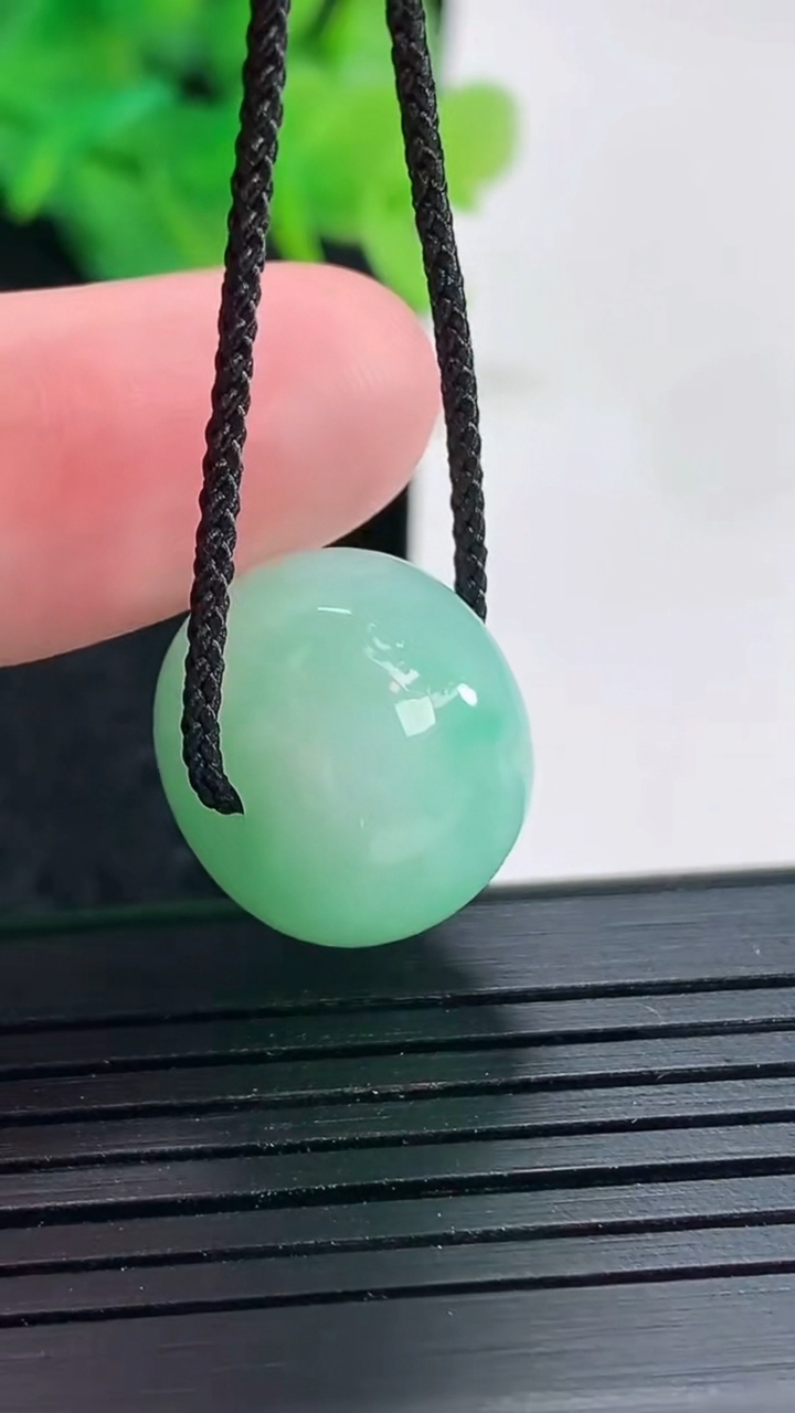 天然A货翡翠路路通吊坠，尺寸17-12.8重量:6.80g
4月22日