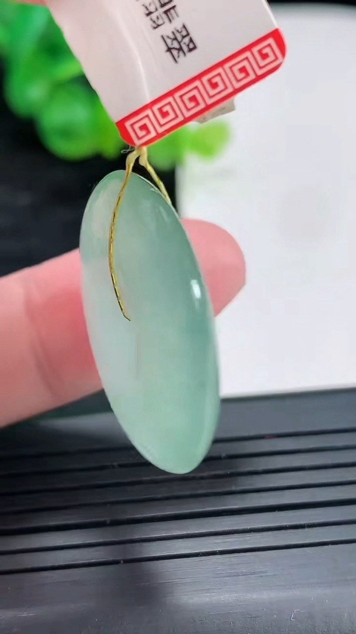 天然A货翡翠平安扣吊坠，尺寸27-5.2重量:8.32g
4月22日