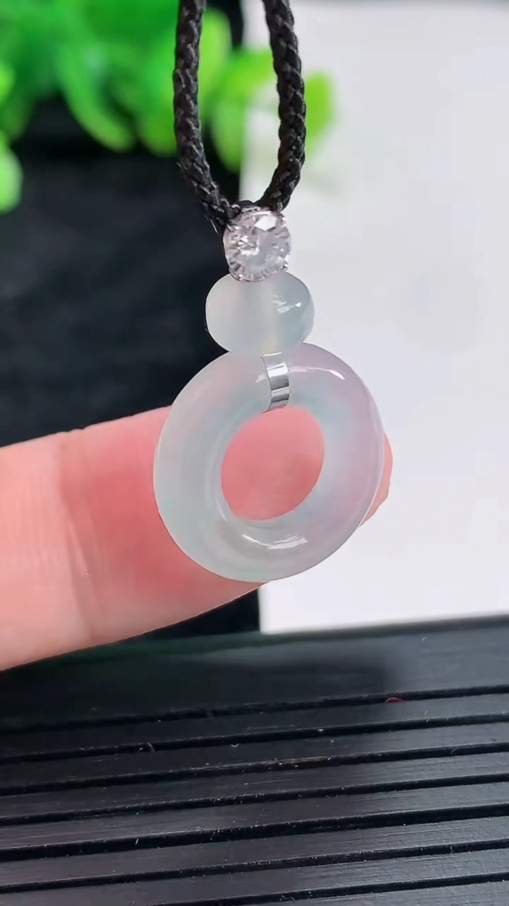 天然A货翡翠平安环吊坠，尺寸16-4.2重量:2.33g
4月22日