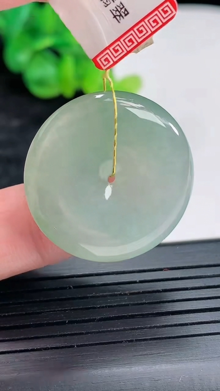 天然A货翡翠平安扣吊坠，尺寸27-5.2重量:8.32g
4月22日