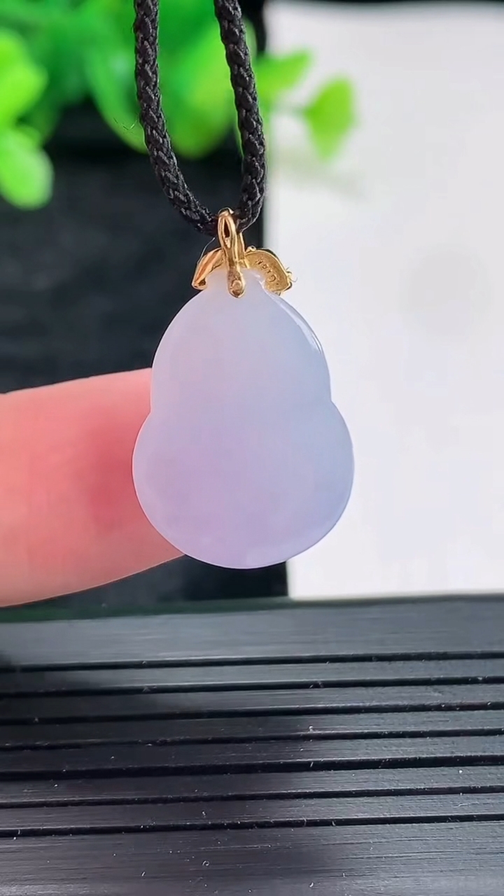 天然A货翡翠18k金紫罗兰葫芦吊坠，尺寸18-13.5-6重量:2.81g
4月22日