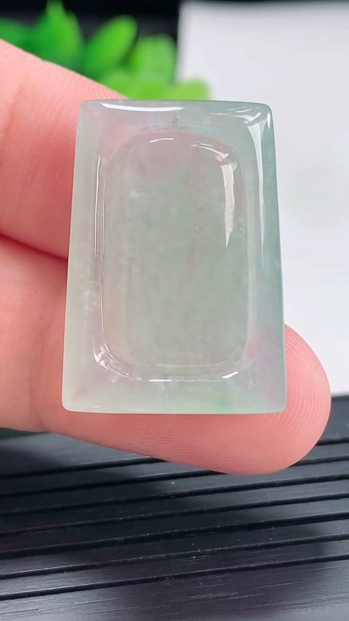 天然A货翡翠无事牌吊坠，尺寸28-20-4.8重量:5.76g
4月22日