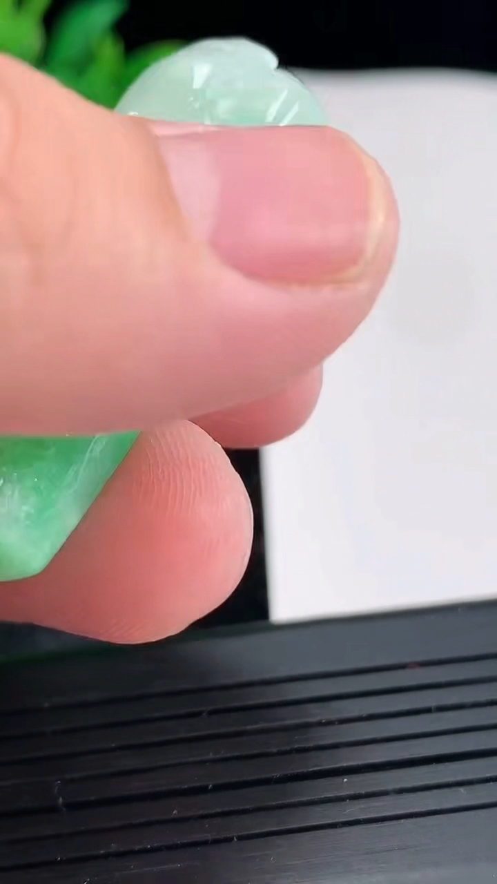 天然A货翡翠山水牌吊坠，尺寸46-23.6-12.5重量:31.65g
4月22日