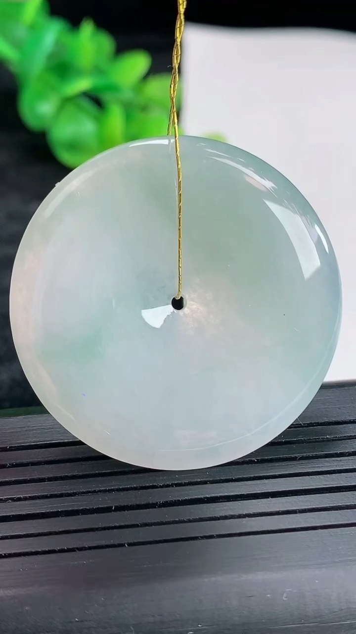 天然A货翡翠平安扣吊坠，尺寸39.5-5重量:17.73g
4月22日