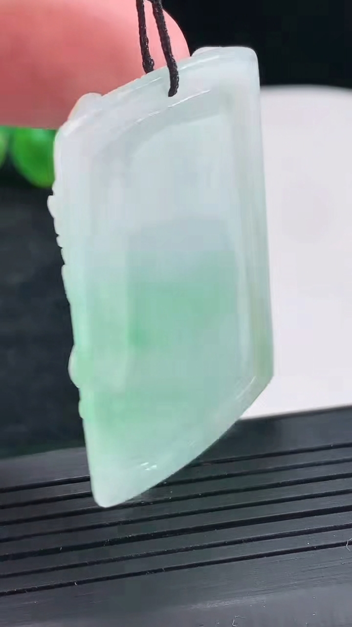 天然A货翡翠千手观音菩萨吊坠，尺寸48.6-23.5-4.2重量:15.39g
4月22日