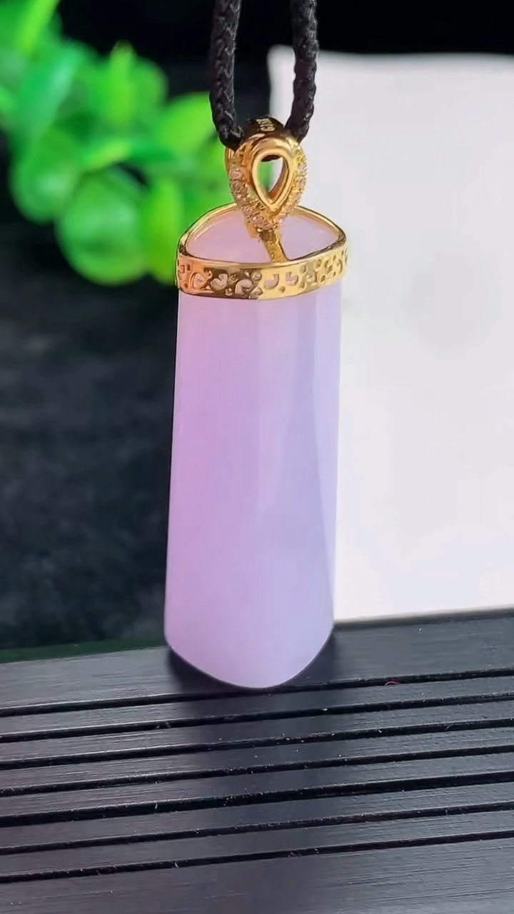 天然A货翡翠18k金紫罗兰平安柱吊坠，尺寸37.5-14-12重量:12.97g
4月22日