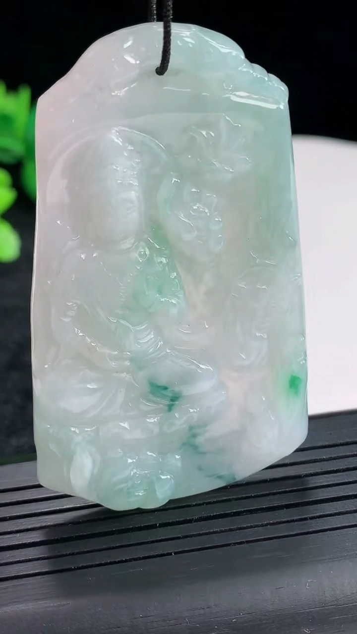 天然A货翡翠飘花大势至菩萨吊坠，尺寸64-38.6-5重量:25.19g
4月22日