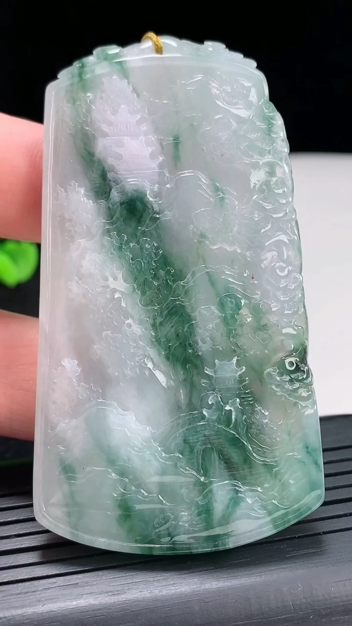 天然A货翡翠牌吊坠，尺寸74-40.6-5.5重量:41.43g
4月22日