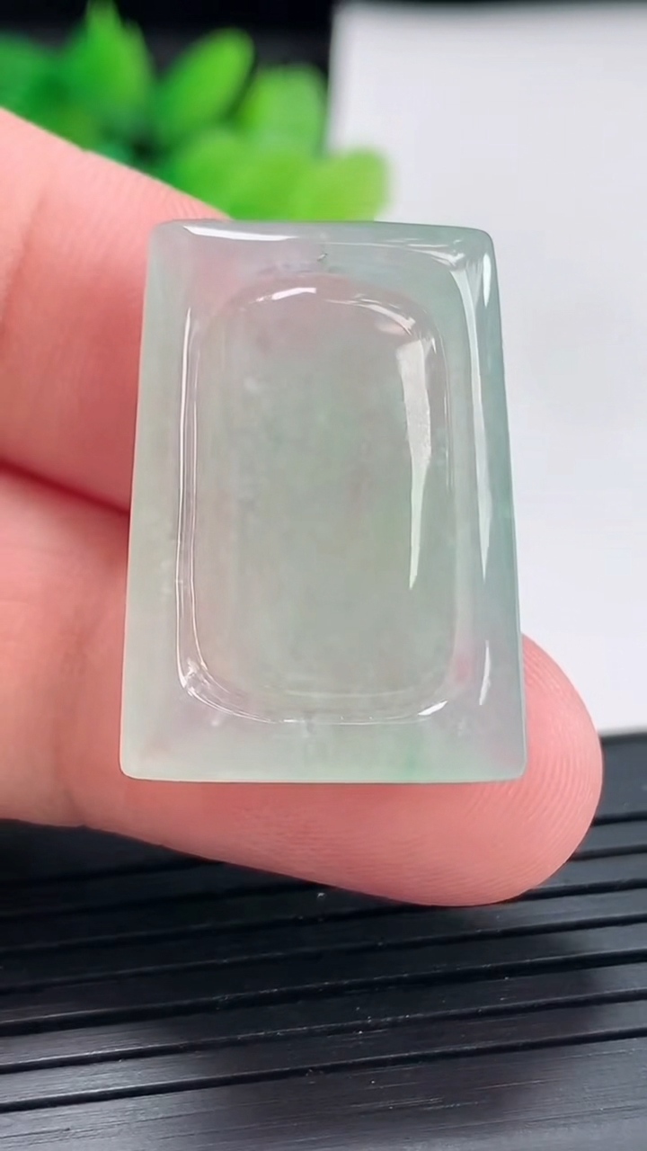 天然A货翡翠无事牌吊坠，尺寸28-20-4.8重量:5.76g
4月22日