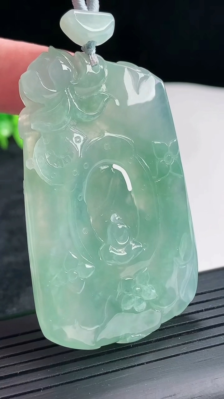 天然A货翡翠无相佛吊坠，尺寸62-37-10重量:40.20g
4月22日