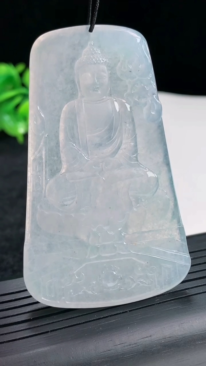 天然A货翡翠飘花大日如来吊坠，尺寸72-45-5.6重量:44.90g
4月22日