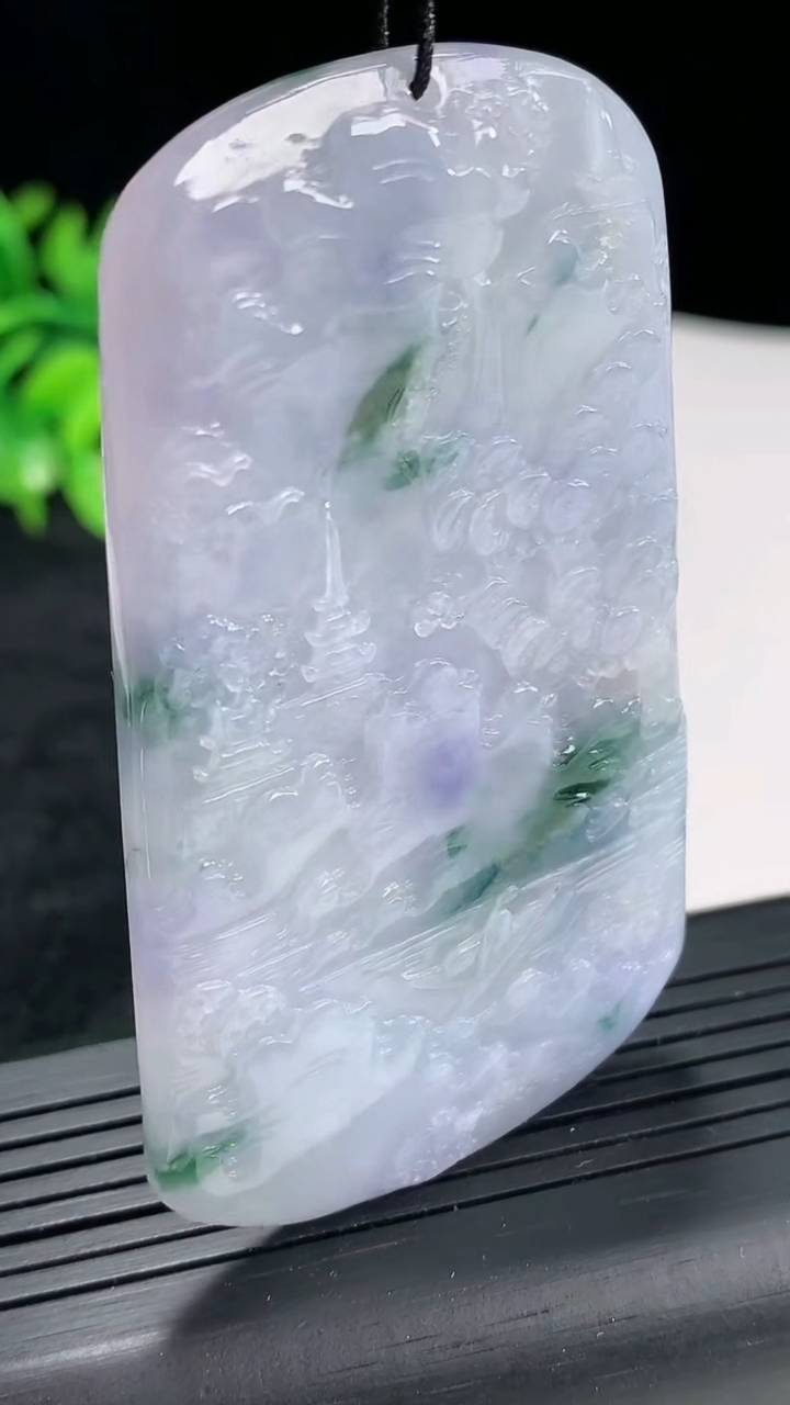 天然A货翡翠牌吊坠，尺寸68-41-5重量:35.93g
4月22日