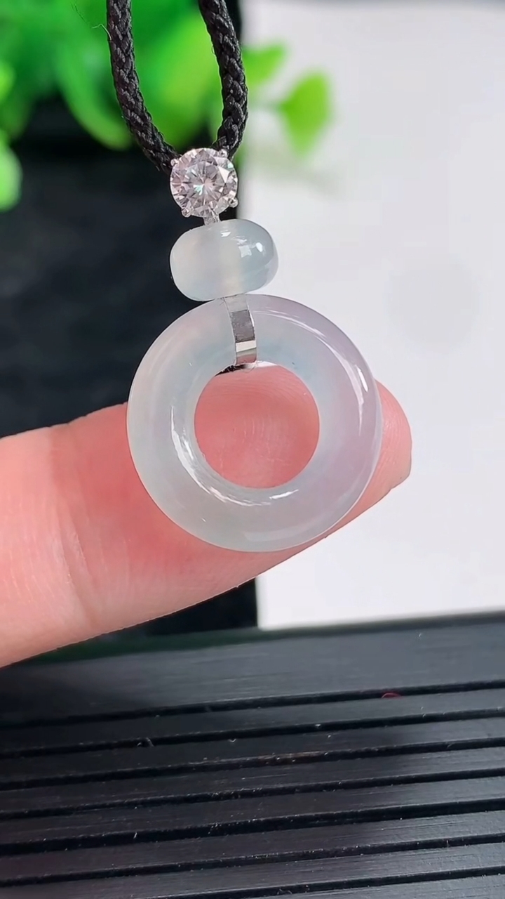 天然A货翡翠平安环吊坠，尺寸16-4.2重量:2.33g
4月22日