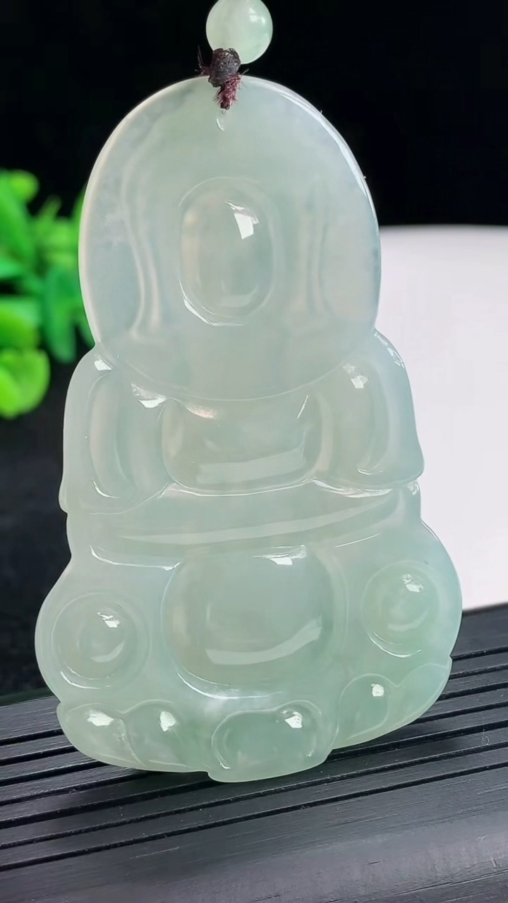 天然A货翡翠正装观音吊坠，尺寸66.5-42-5重量:25.47g
4月22日