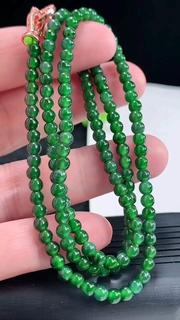 天然A货翡翠圆珠项链，尺寸4-147颗重量:15.49g4月22日
工厂直销收藏佳品,种好水足，色泽均匀，有种有色，上手高大气！