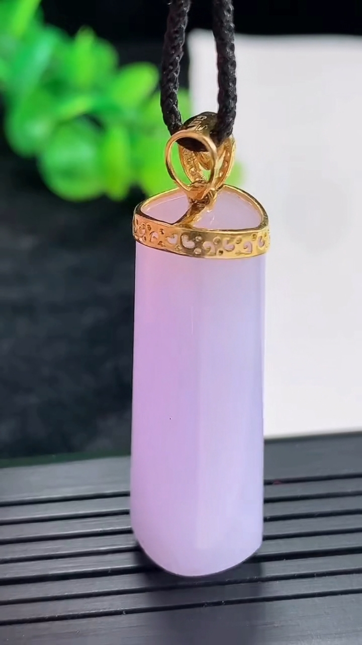 天然A货翡翠18k金紫罗兰平安柱吊坠，尺寸37.5-14-12重量:12.97g
4月22日