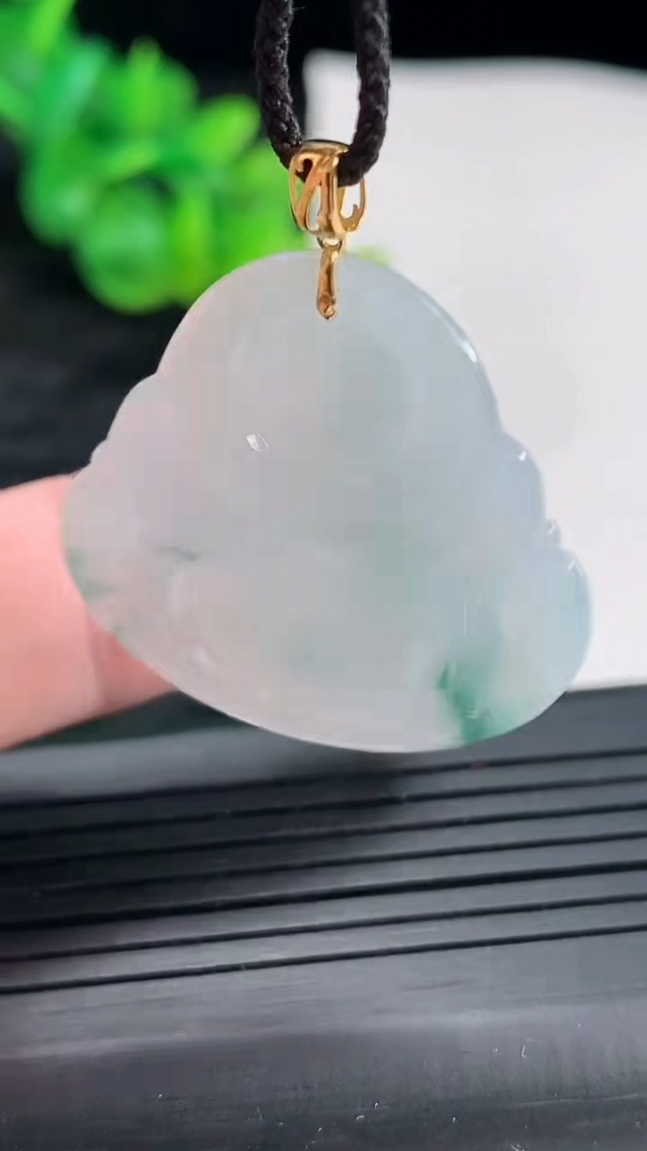 天然A货翡翠18k金飘花佛公吊坠，尺寸28-30-5.5重量:7.94g
4月22日