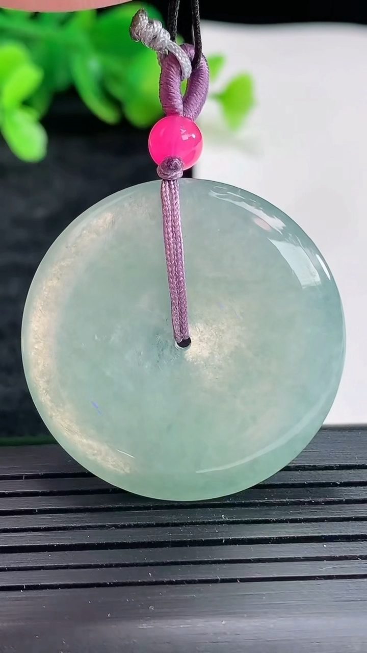 天然A货翡翠平安扣吊坠，尺寸35-5.2重量:14.37g
4月22日