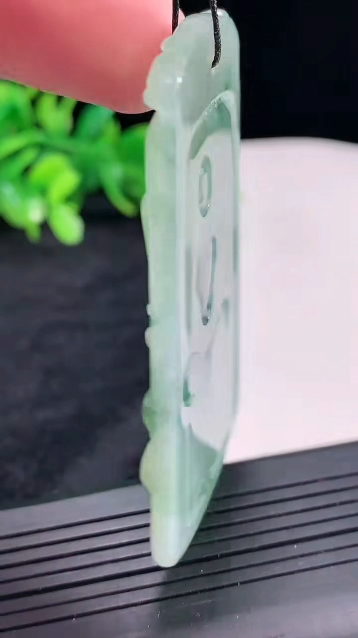 天然A货翡翠飘花虚空藏菩萨吊坠，尺寸65.6-37.5-5重量:29.09g
4月22日