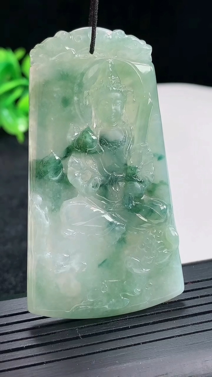 天然A货翡翠飘花虚空藏菩萨吊坠，尺寸65.6-37.5-5重量:29.09g
4月22日