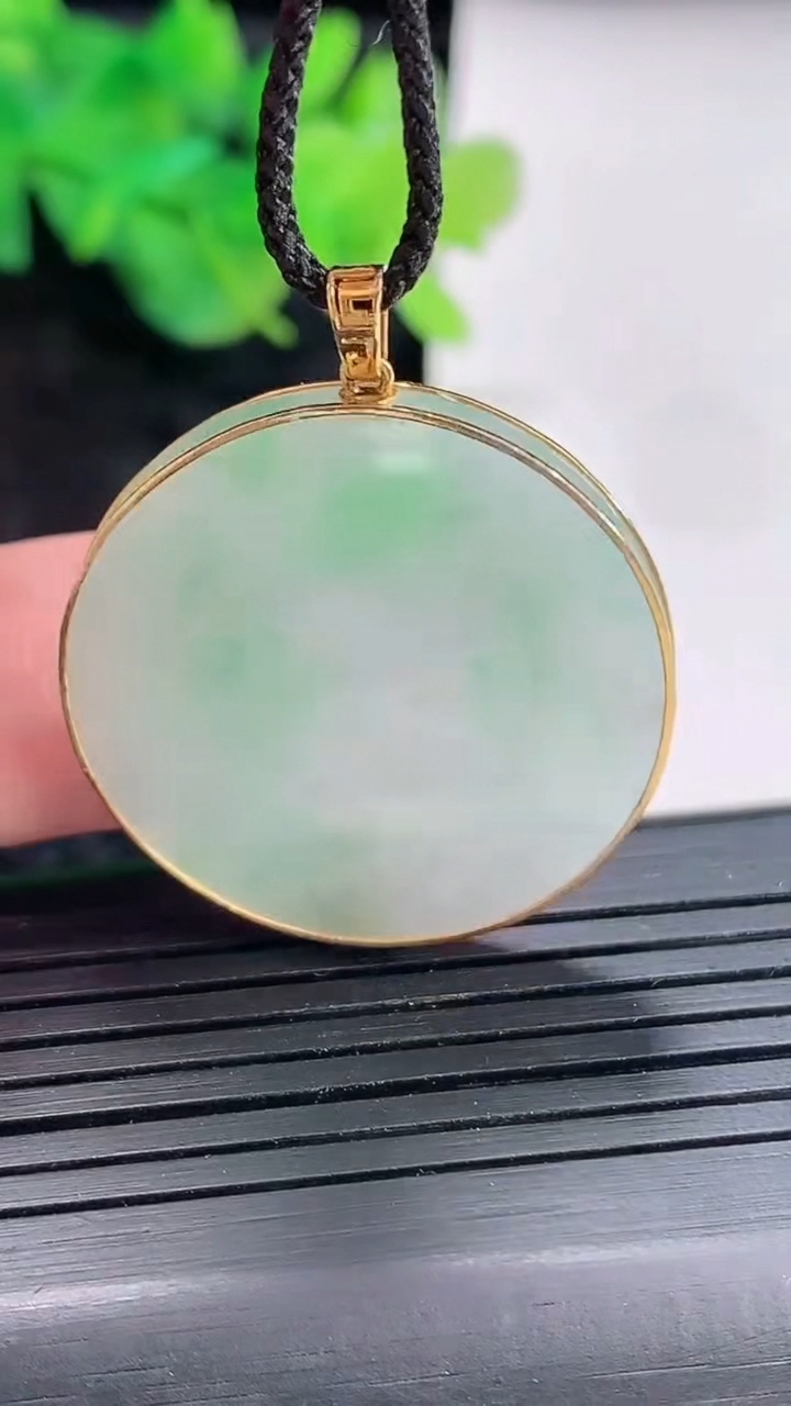 天然A货翡翠无事牌吊坠，尺寸29-3.2重量:6.07g
4月22日