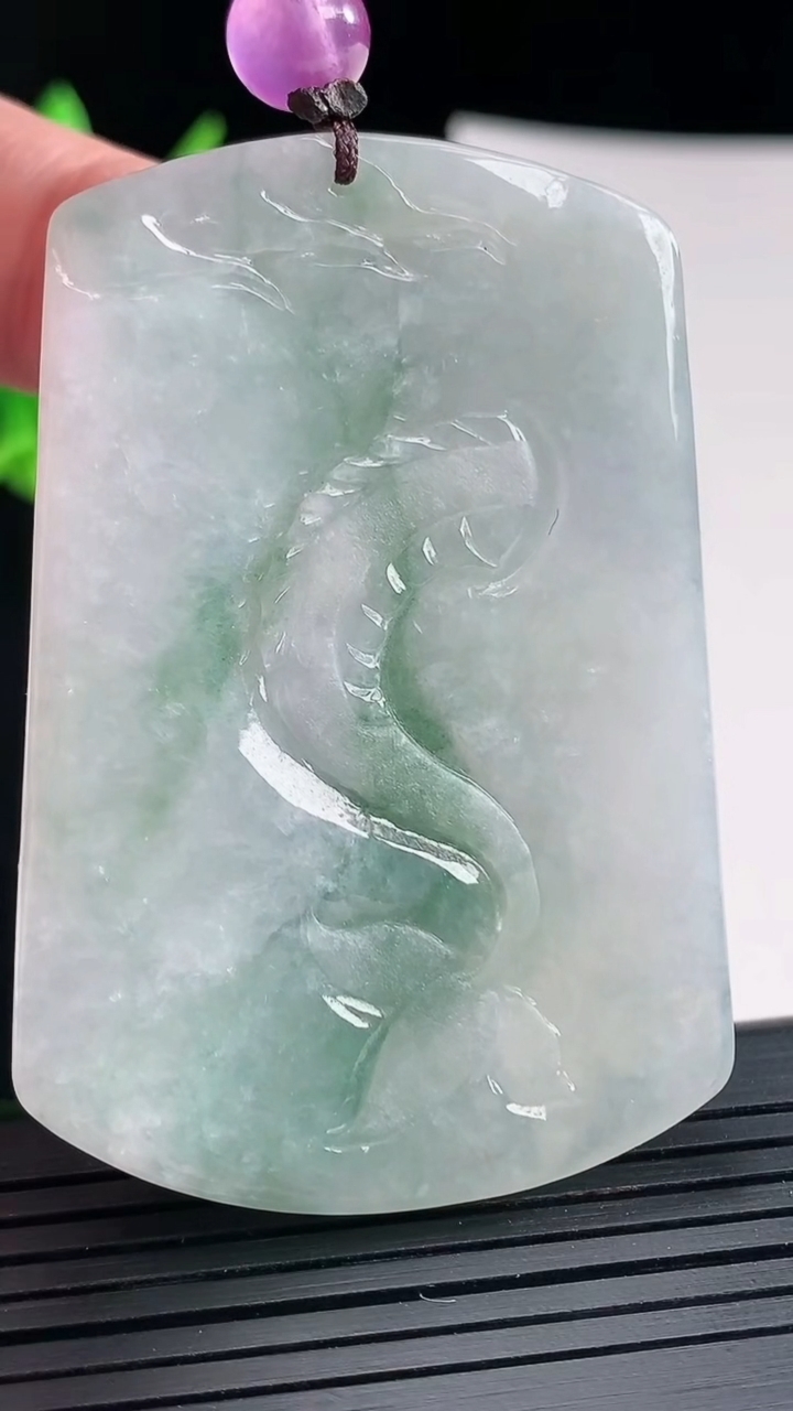 天然A货翡翠龙牌吊坠，尺寸60-40.3-9重:37.58
4月23日