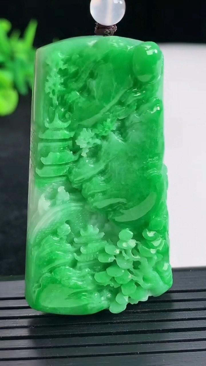 天然A货翡翠山水牌吊坠，尺寸56.6-32.5-10.5重量:40.55g
4月23日