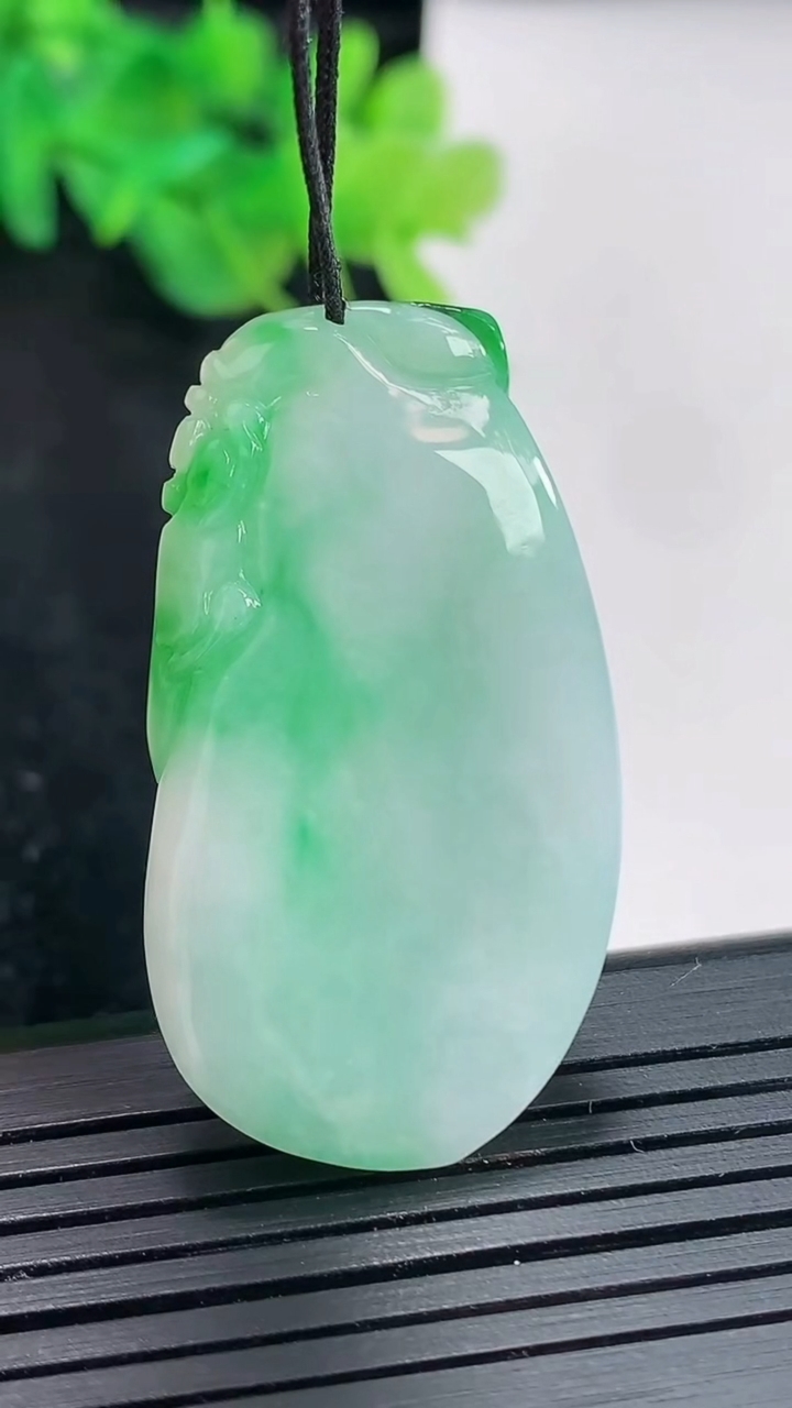 天然A货翡翠福瓜吊坠，尺寸41-22-6.8重量:13.90g
4月23日