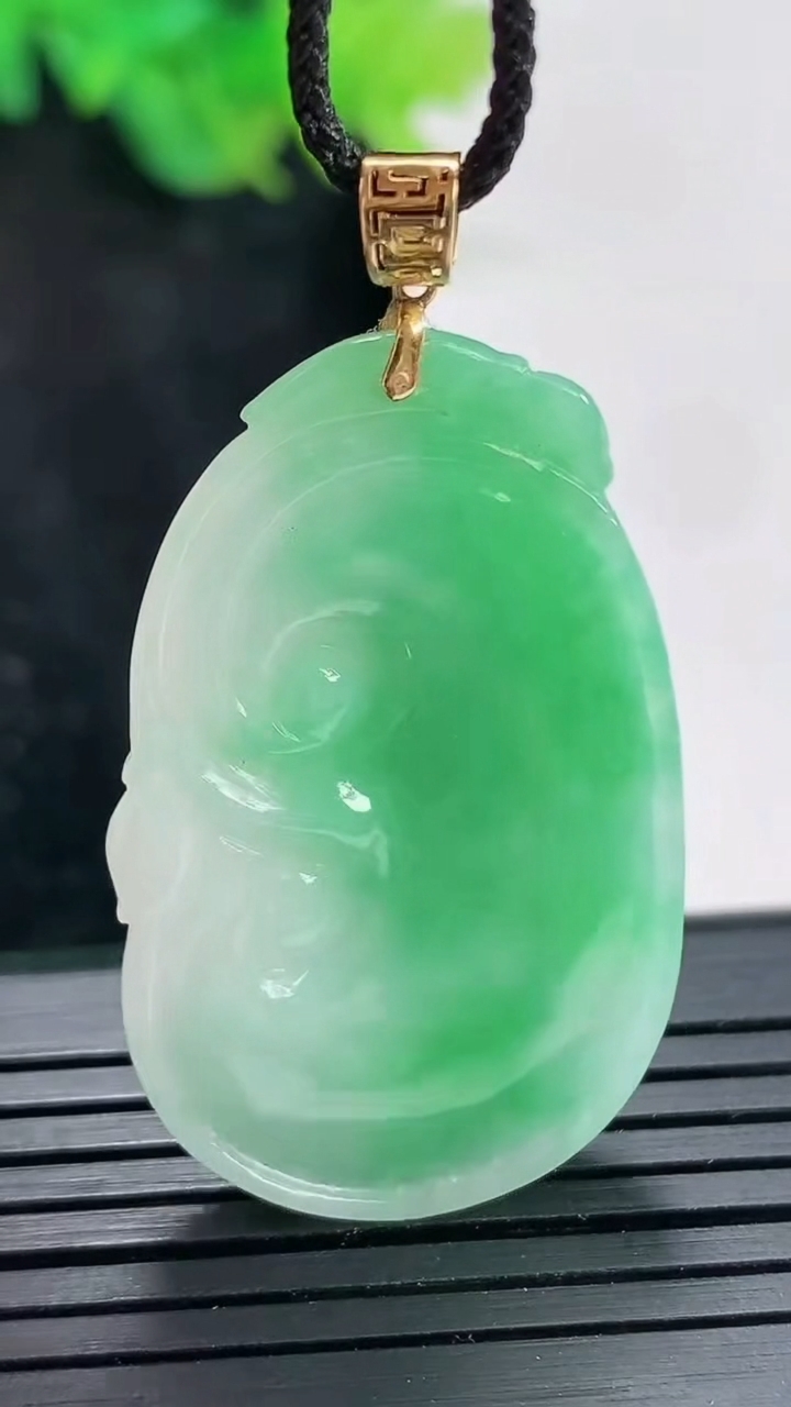 天然A货翡翠如意吊坠，尺寸35-23-5.2重量:8.75g
4月23日