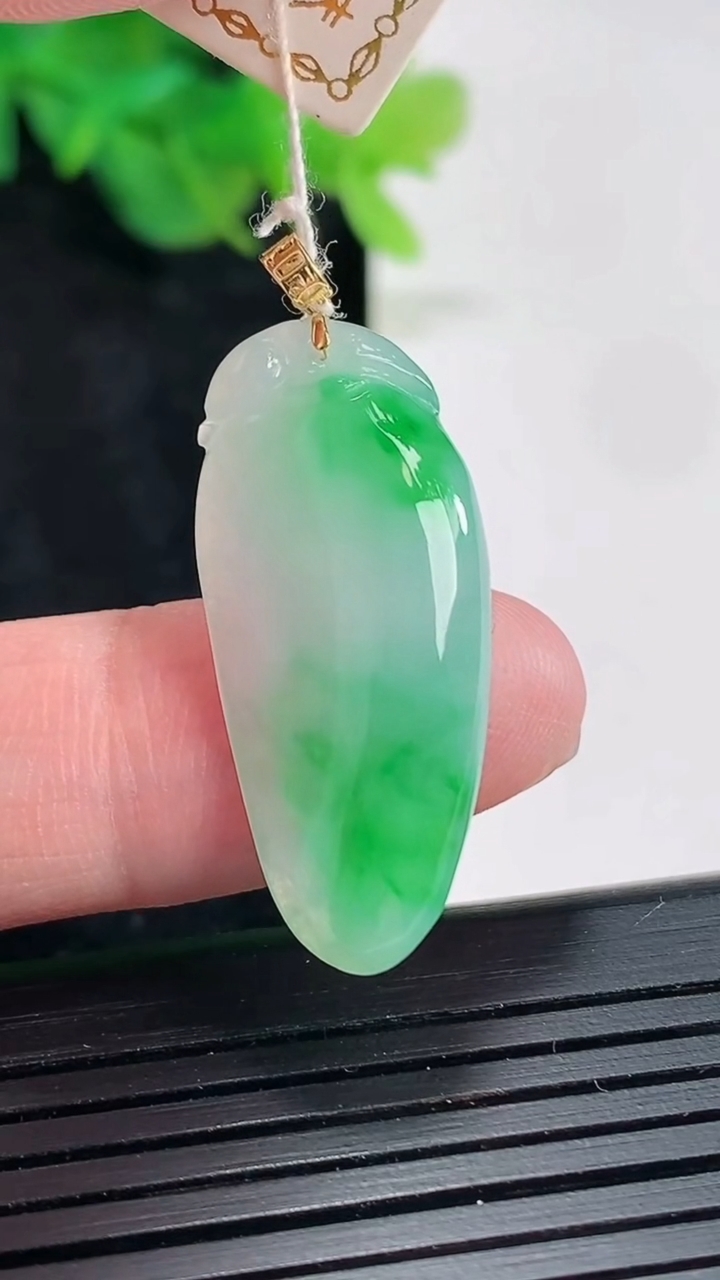 天然A货翡翠福瓜吊坠，尺寸29.5-13.5-4.5重量:3.40g
4月23日