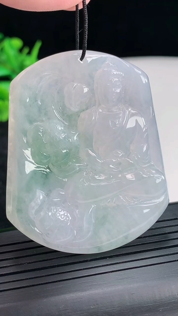 天然A货翡翠大日如来佛吊坠，尺寸56-46-5重量:30.46g
4月23日