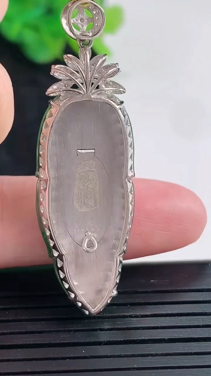 天然A货翡翠金枝玉叶 吊坠，尺寸49-15.5-5.8，裸石36-15重量:7.28g
4月23日