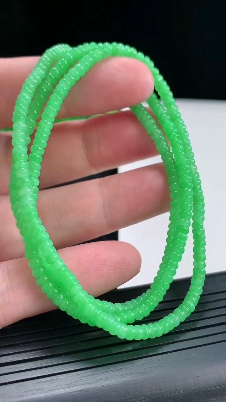 天然A货翡翠算盘珠项链，尺寸3-1.5重量:14.95g4月23日
工厂直销收藏佳品,种好水足，色泽均匀，有种有色，上手高大气！