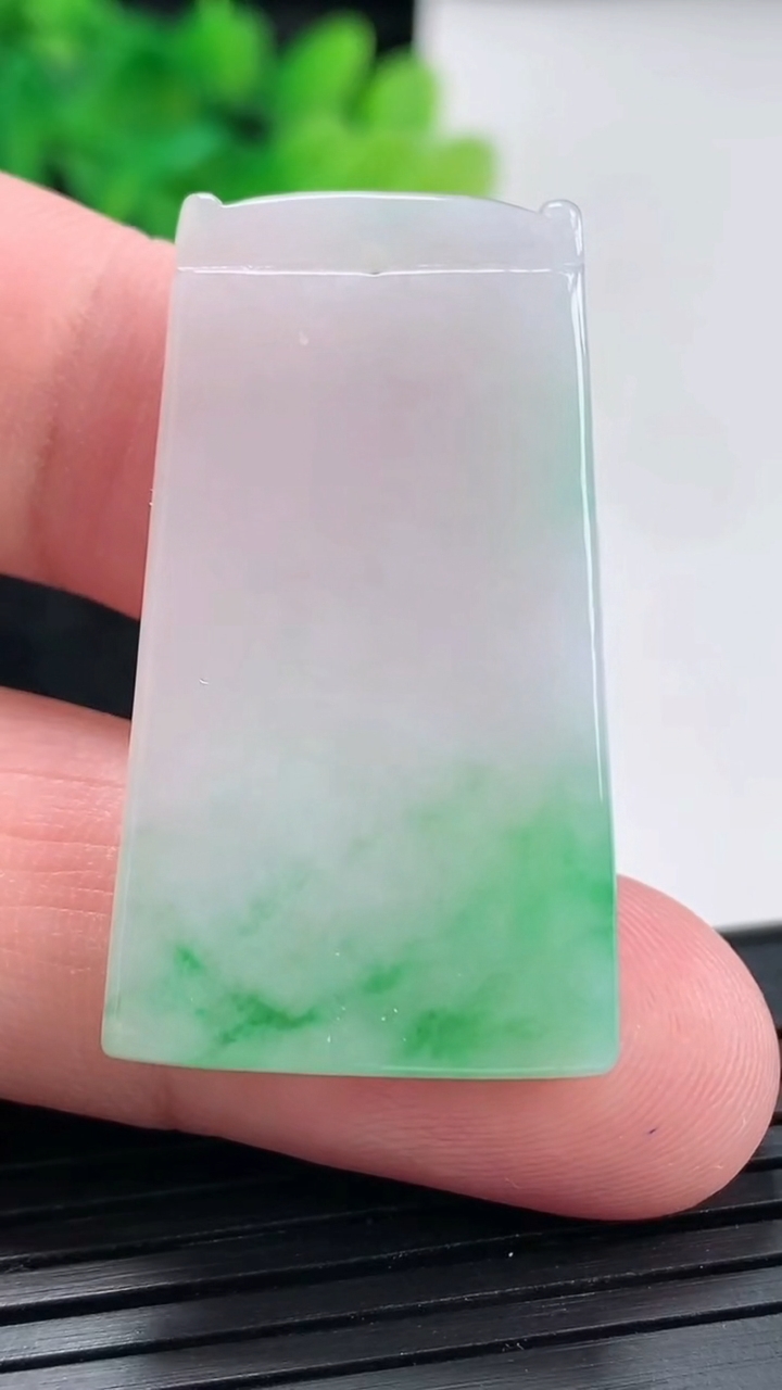 天然A货翡翠无事牌吊坠，尺寸38-21.8-3.8重量:9.41g
4月23日