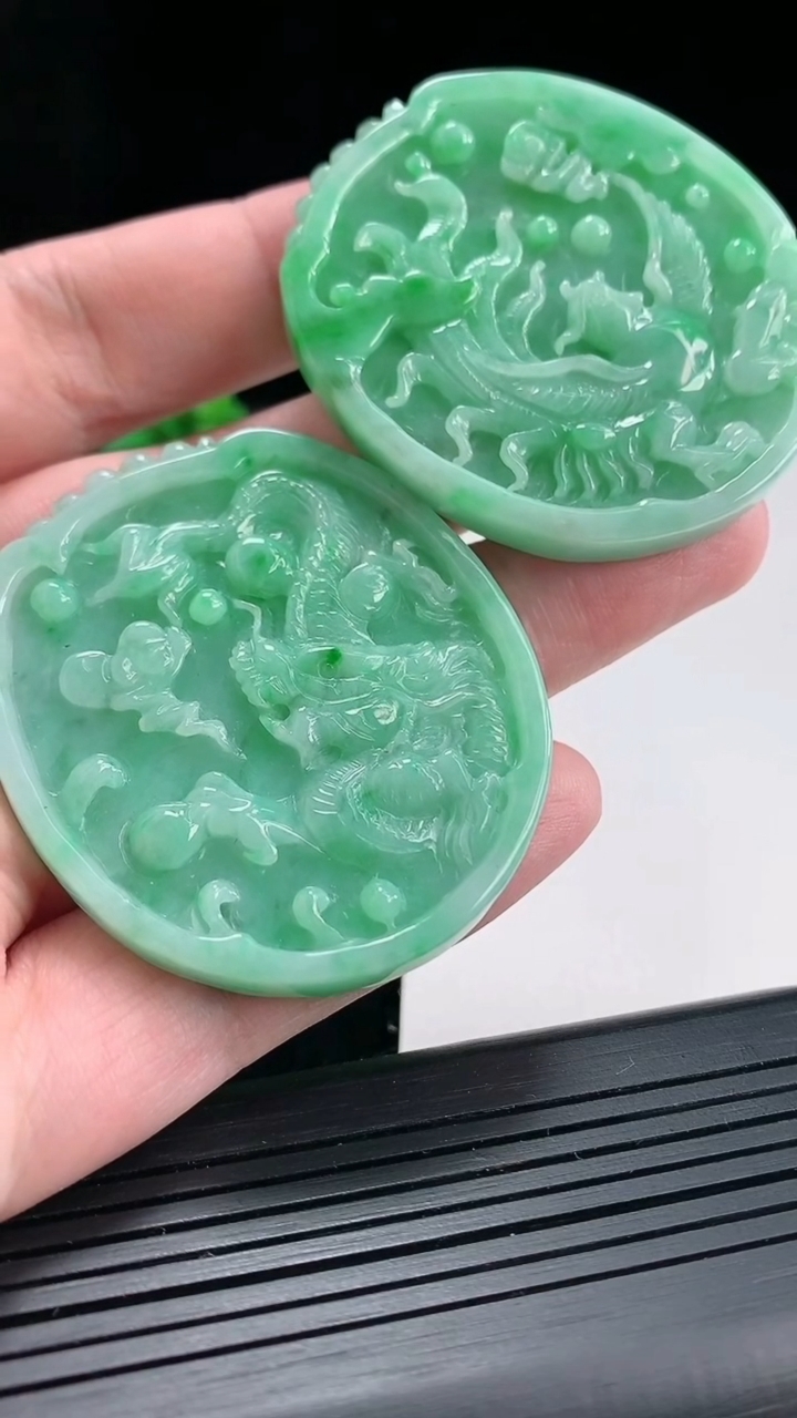 天然A货翡翠龙凤呈祥吊坠一对，尺寸51-45-5.5重量:56.97g
4月23日